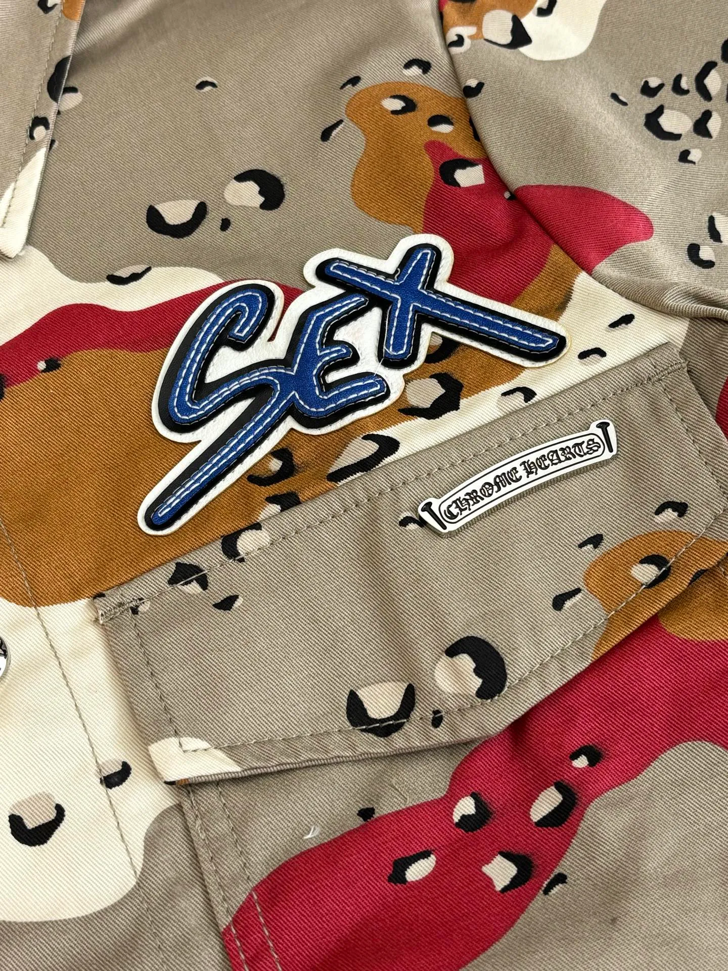 P560 Chrome Heart*/Chrome Heart CH camouflage short-sleeved denim shirt was purchased and developed by a Los Angeles agent for US$3,200. This model is made of customized military canvas fabric, restored 1:1 according to the original model, and printed with camouflage patterns. The customization period for the chest sex pattern stamp is 20 days, the minimum order is 1800 pieces, and the color plate is matched. The hardware buckles are all made of electroplated 925 silver material, the weight is perfectly restored, and they are aged and oxidized to black.  Size：S/M/L